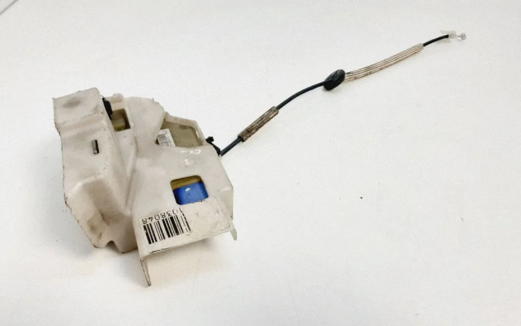 Rear door lock – Volkswagen Touareg I (2002-2010)
