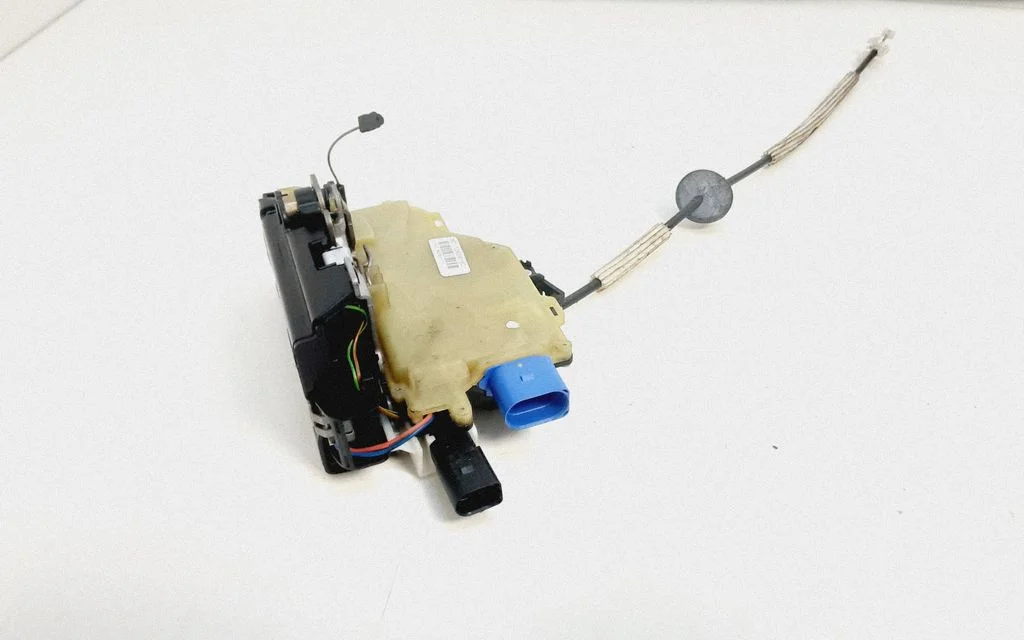 Rear door lock – Volkswagen Touareg I (2002-2010)