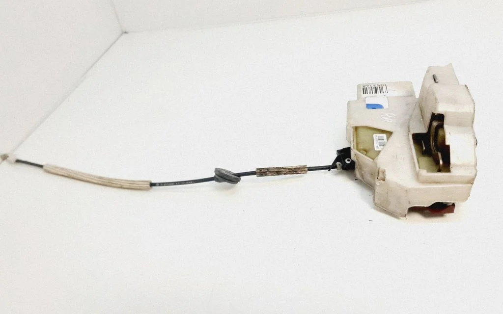 Rear door lock – Volkswagen Touareg I (2002-2010)