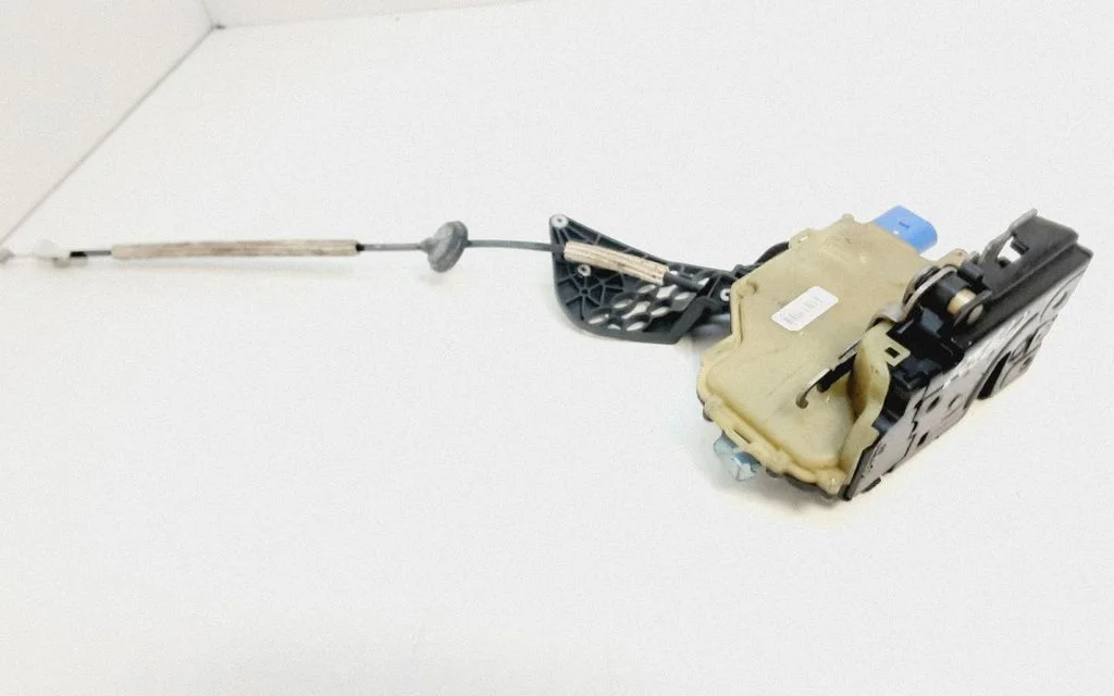 Rear door lock – Volkswagen Touareg I (2002-2010)
