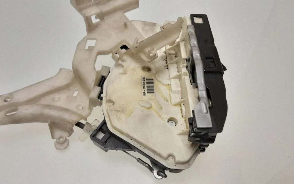 Rear door lock – rear left