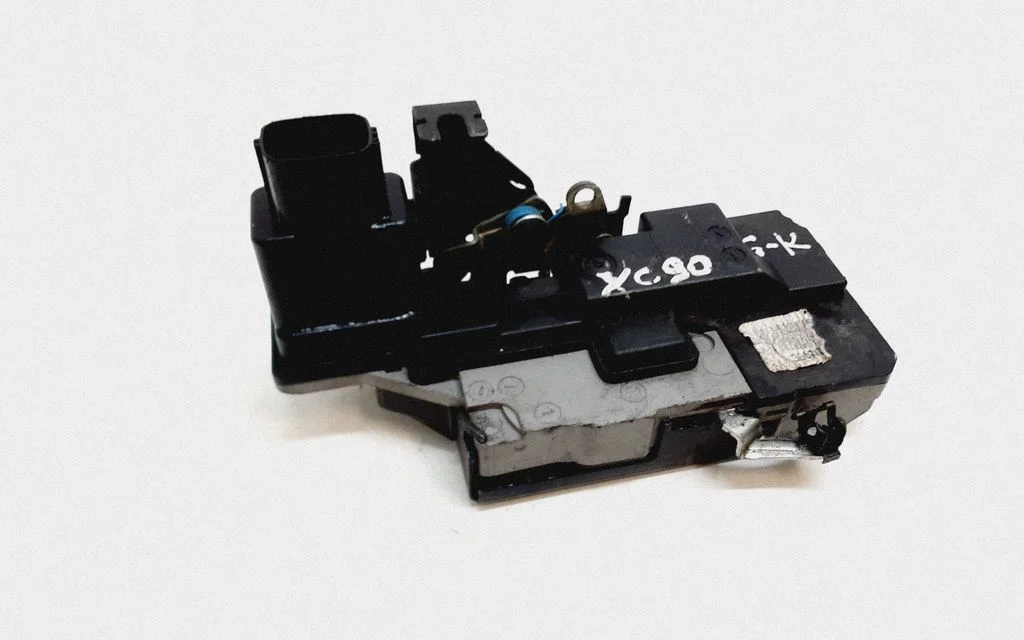 Rear door lock 30663054