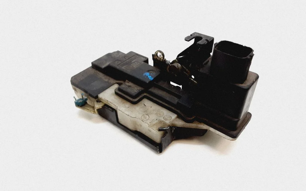 Rear door lock 30663053