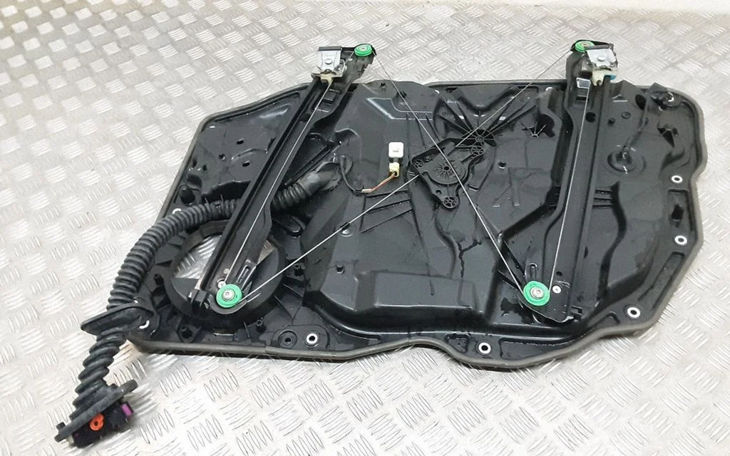 Podnośnik szyby tylnej bez silniczka – Volkswagen Touareg II (2010-2018)