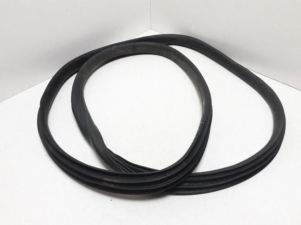 Rear door rubber seal (on body) – rear right