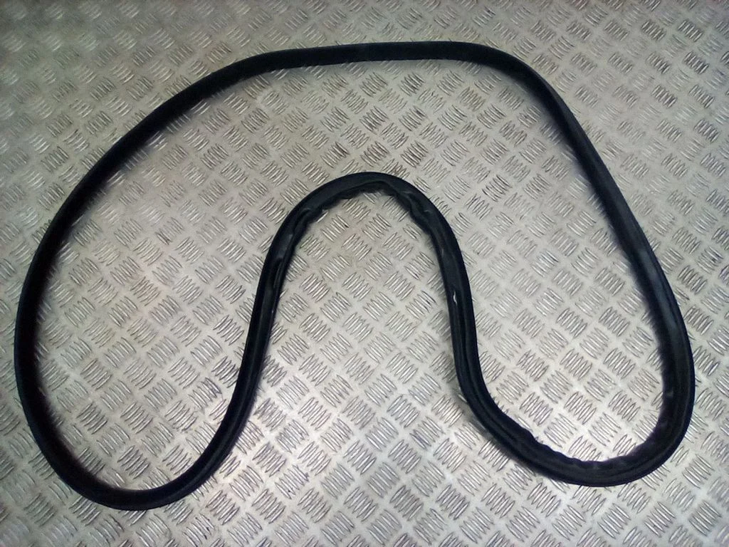 Rear door rubber seal (on body) – rear right