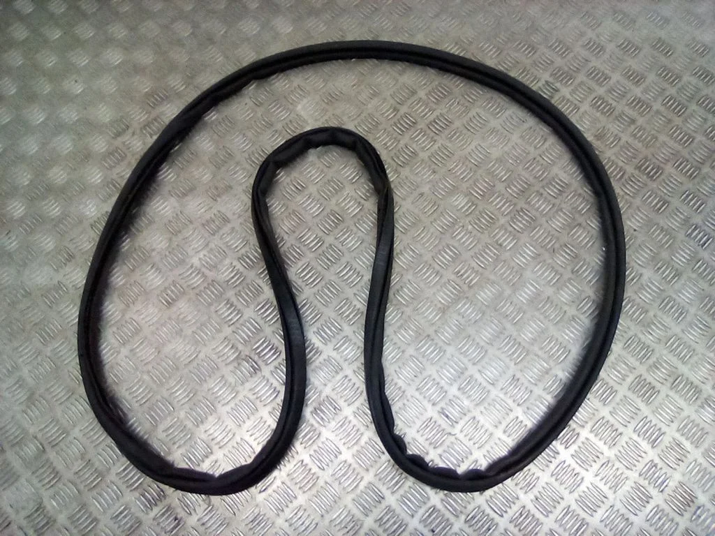 Rear door rubber seal (on body) – rear right