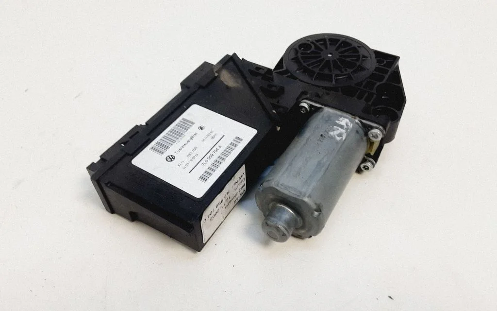 Rear door window regulator motor – Volkswagen Touareg I (2002-2010)