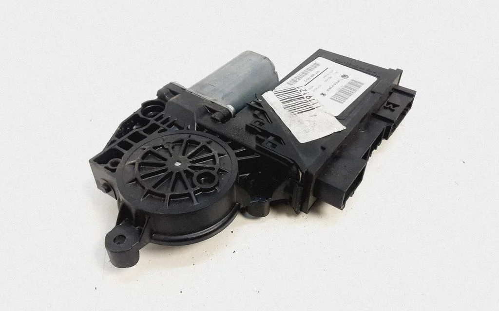 Rear door window regulator motor – Volkswagen Touareg I (2002-2010)