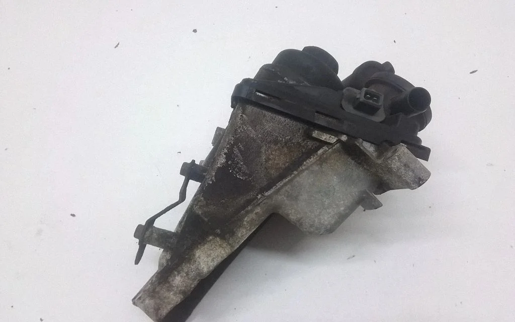 Oil filter mounting bracket – Volvo S40 (2004-2007)