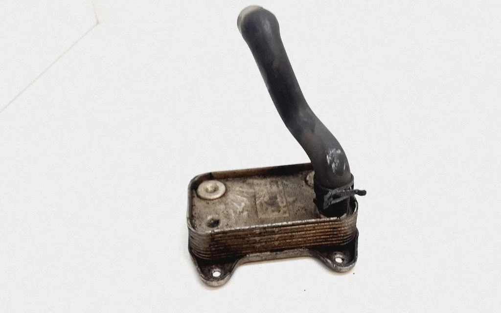 Oil filter mounting bracket A6111880301