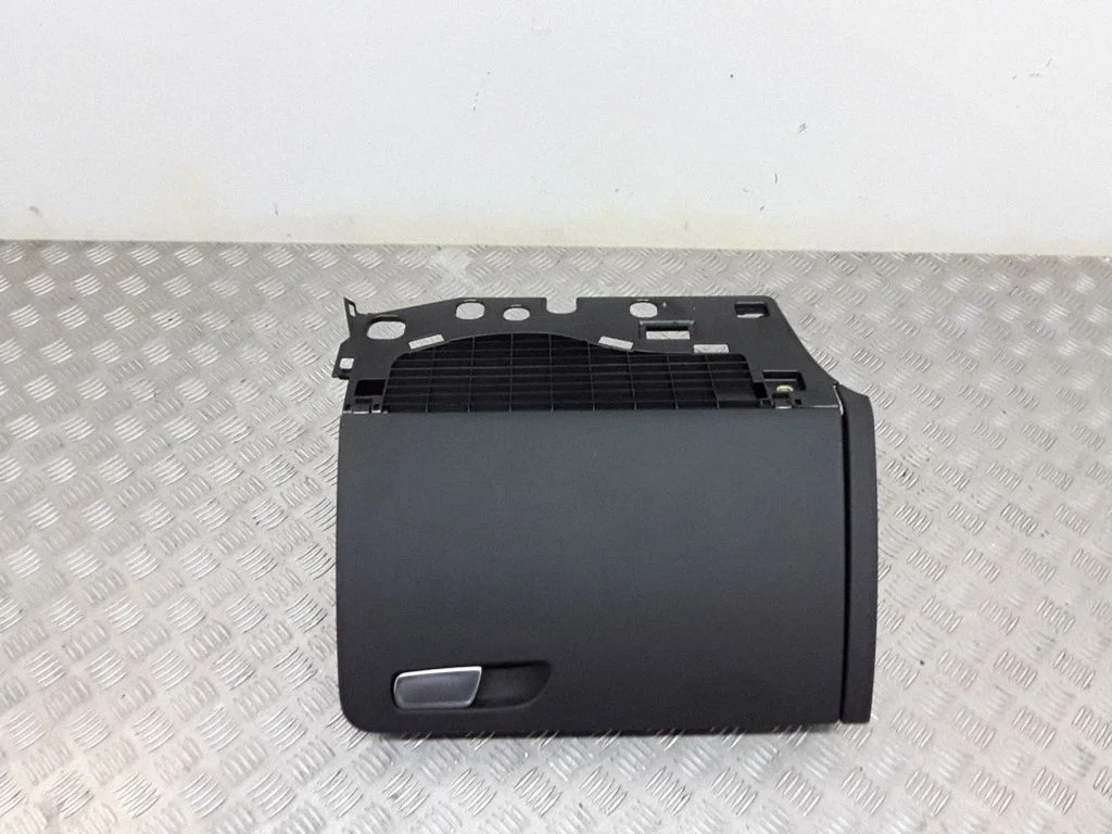 Glove box