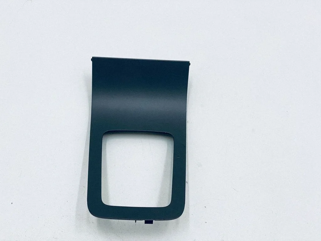Pārnesumu pārslēga sviras apdare (plastmasas)