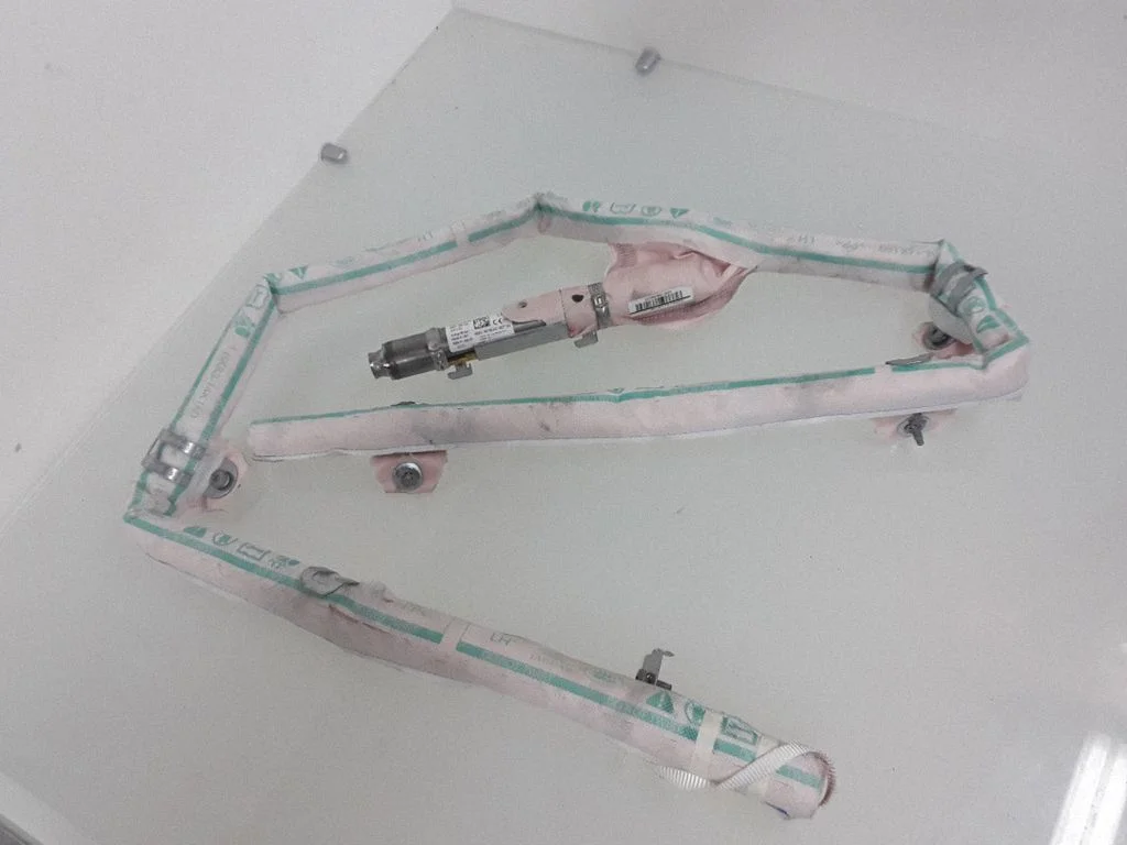 Roof airbag – left