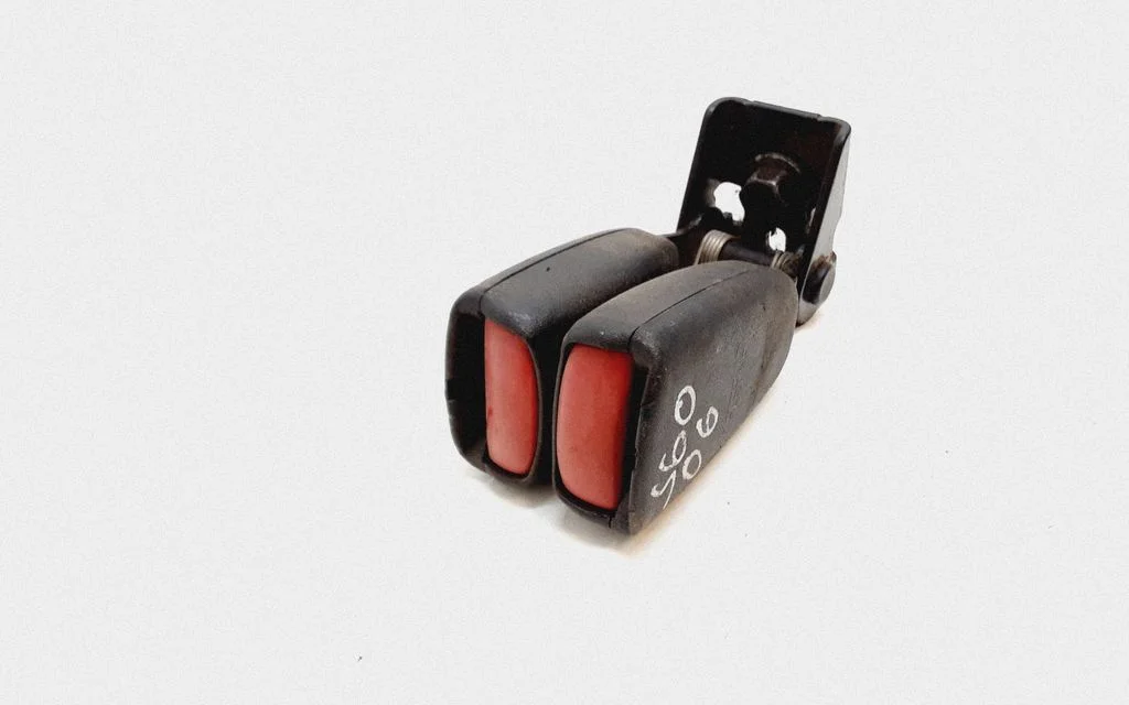 Middle seatbelt buckle (rear) 738701