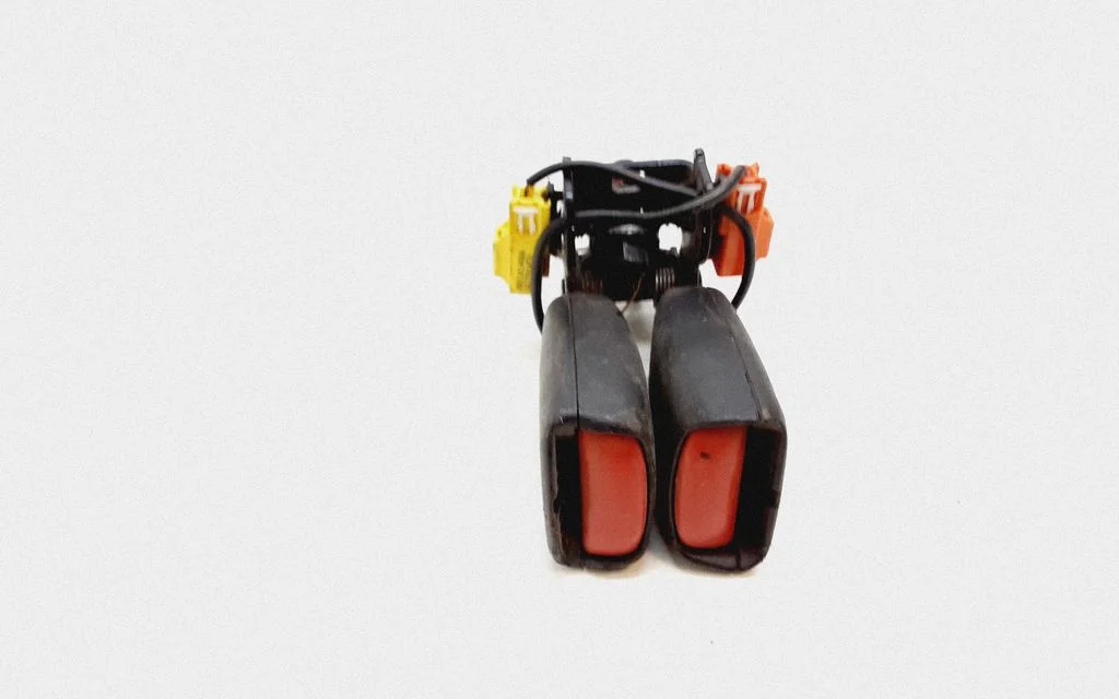 Middle seatbelt buckle (rear) 6841622
