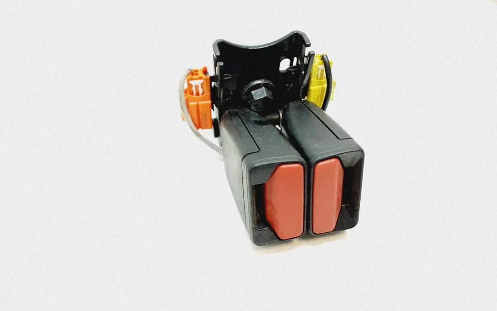Middle seatbelt buckle (rear) 31250658