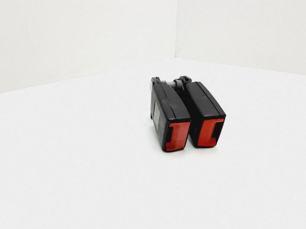 Middle seatbelt buckle (rear)