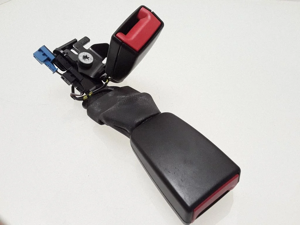 Middle seatbelt buckle (rear) – right