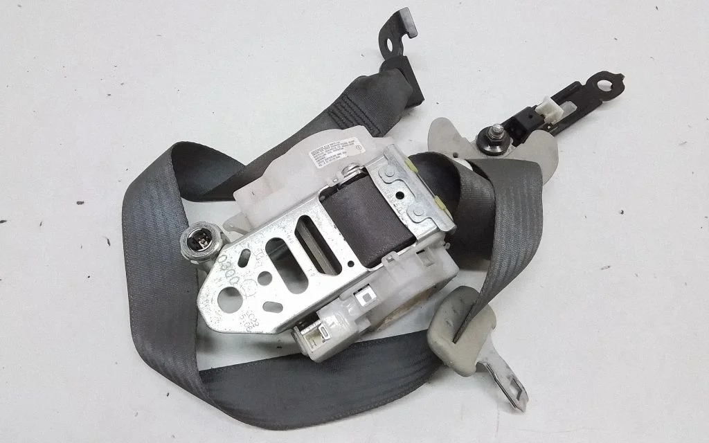 Front seatbelt 7T3520P