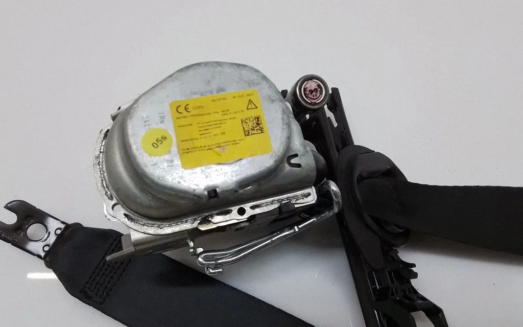 Front seatbelt – Volkswagen e-Golf (2014-)