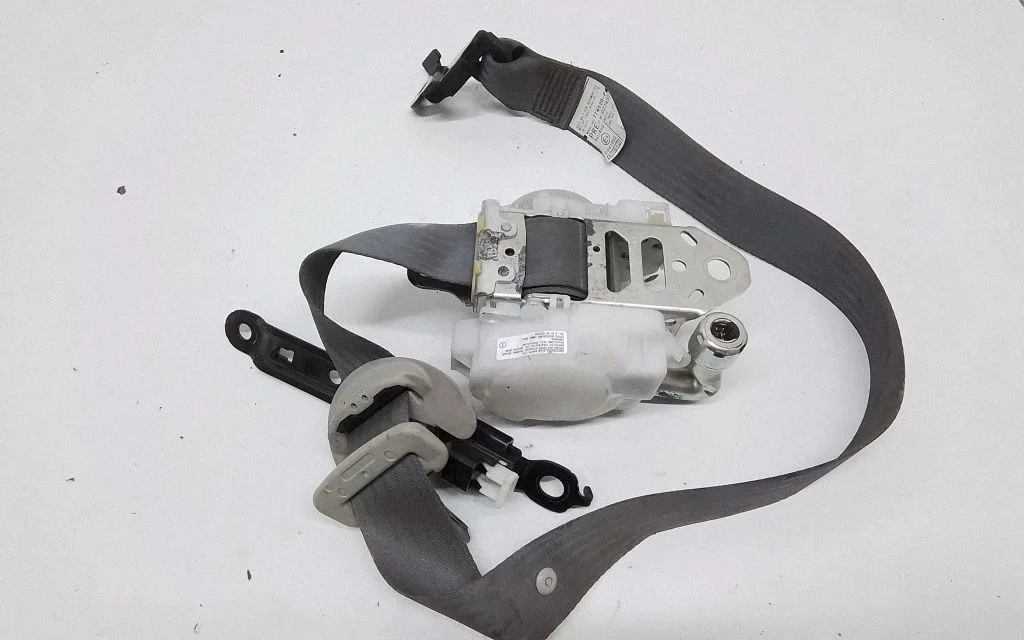 Front seatbelt 7T4520P