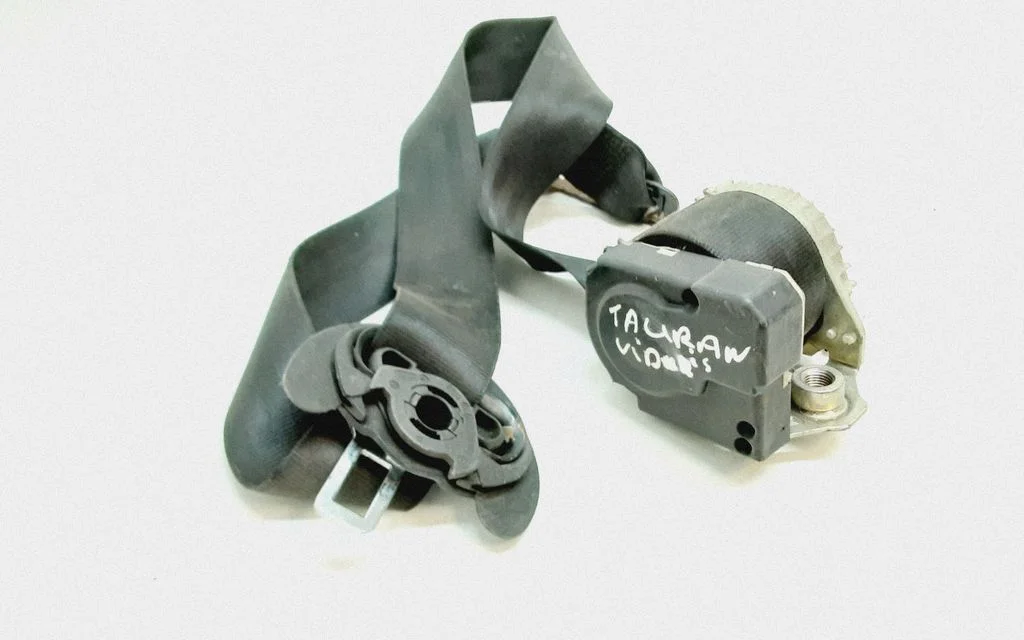 Middle seatbelt (rear) – Volkswagen Touran I (2003-2010)