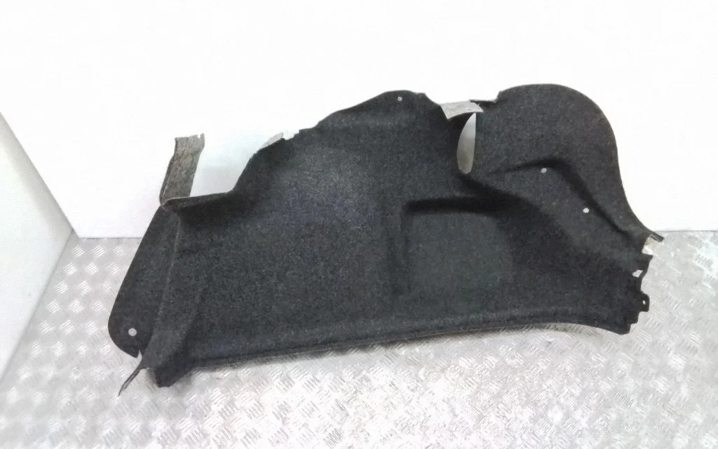 Apakšējais bagāžnieka sāna apdares panelis 17A867428