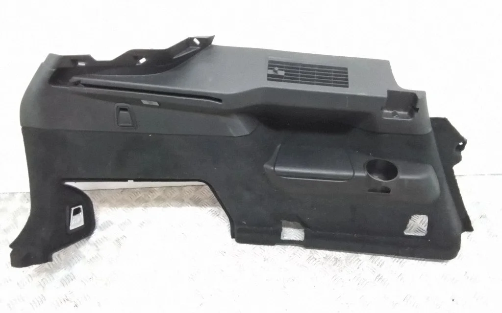 Apakšējais bagāžnieka sāna apdares panelis 39825189