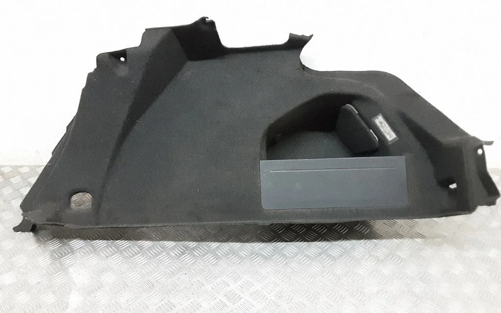 Pagasiruumi külje alumine viimistluspaneel – Volkswagen Passat CC (2008-2016)