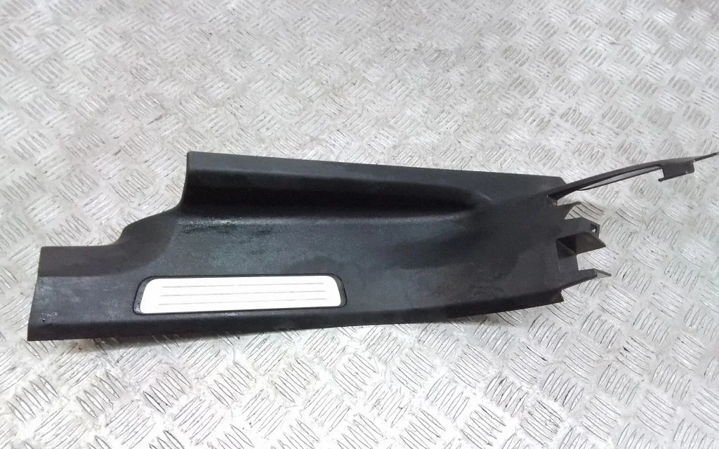 Aizmugurējā sliekšņa apdare (iekšējā) 31363747