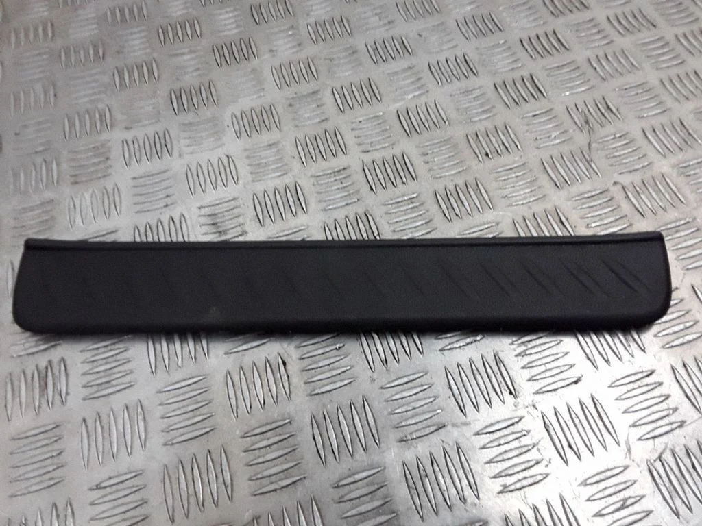 Rear sill trim cover 85678A4000