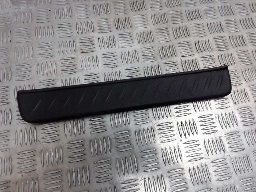Rear sill trim cover 85688A4000