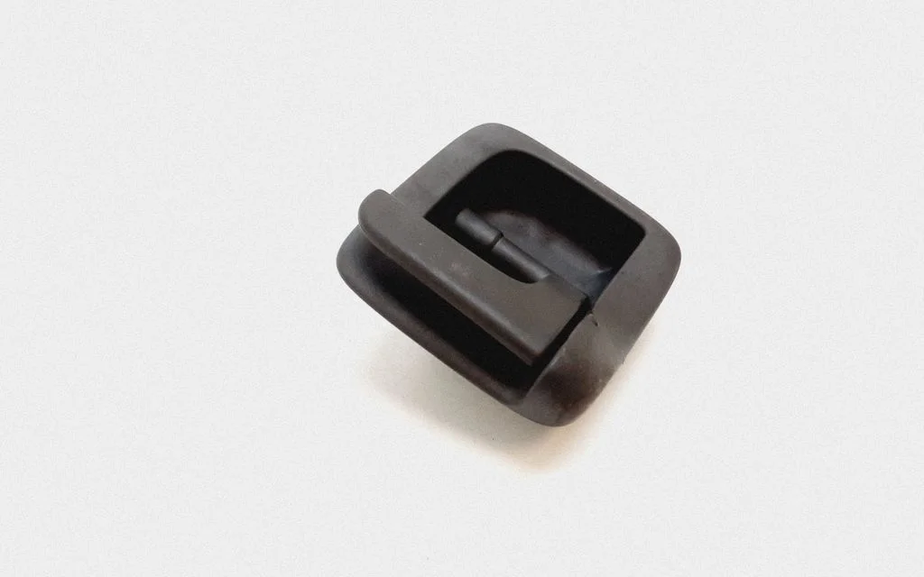 Engine bonnet (hood) release handle – Volvo V70 (2005-2008)