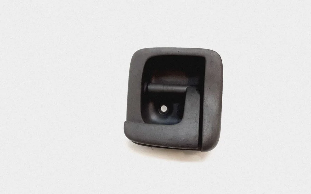 Engine bonnet (hood) release handle – Volvo V70 (2005-2008)