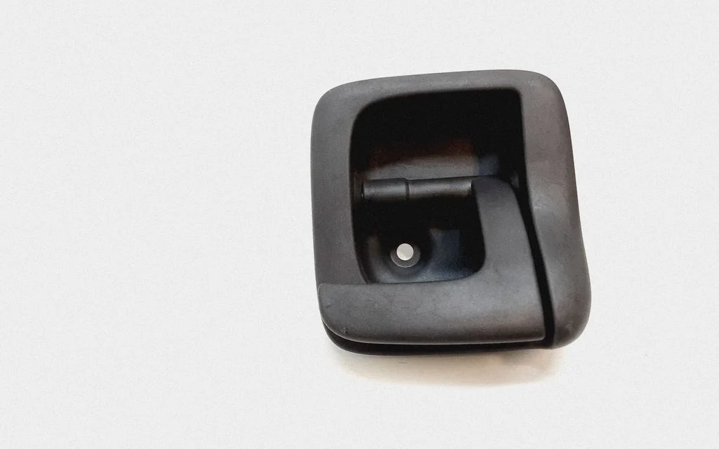 Engine bonnet (hood) release handle – Volvo V70 (2005-2008)