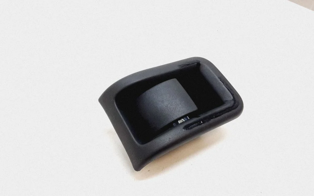 Engine bonnet (hood) release handle – Volvo S80 (2007-2013)