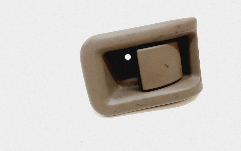 Engine bonnet (hood) release handle – Volvo XC70 (2008-2013)