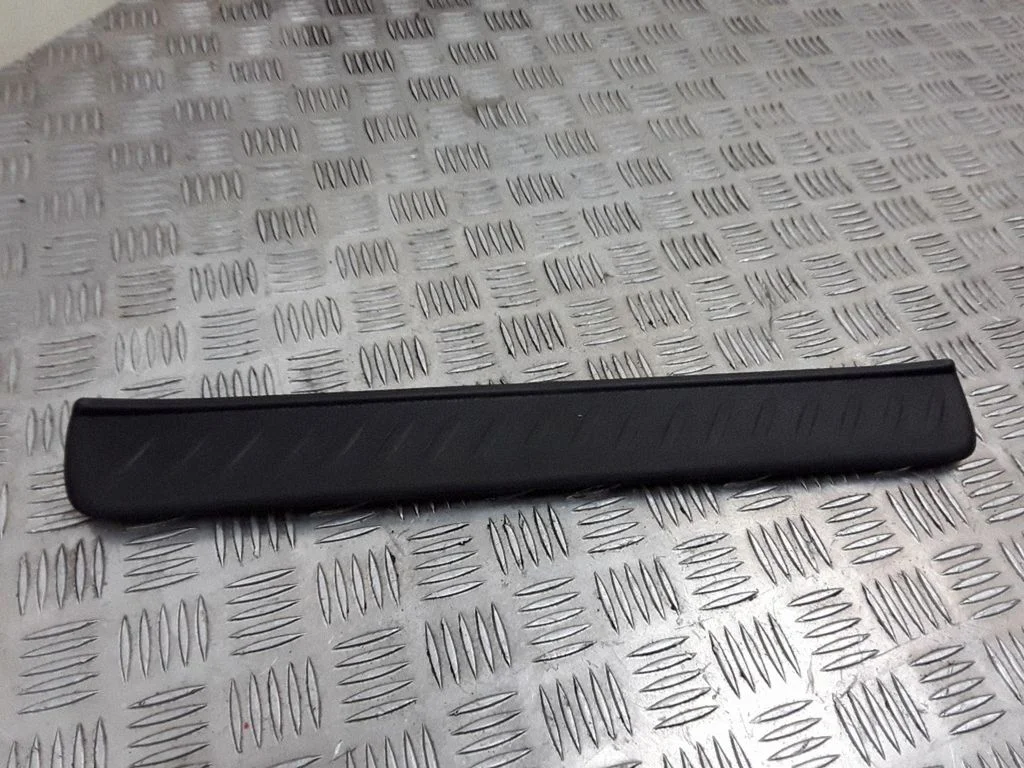 Front sill trim cover 85882A4000