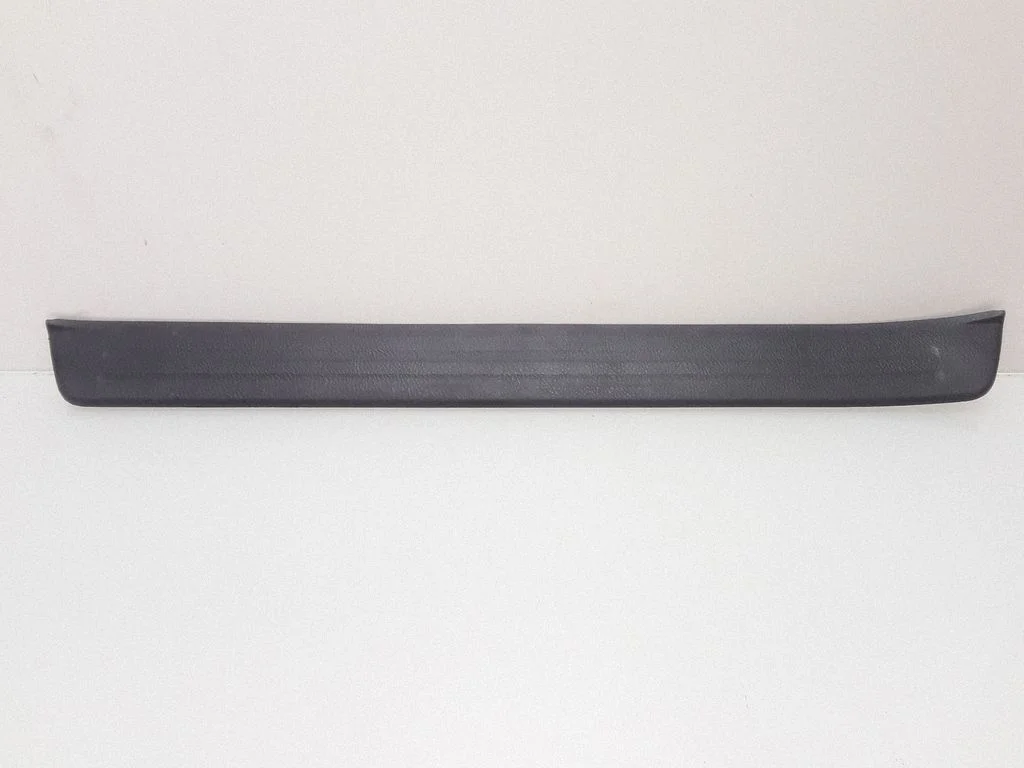 Front sill trim cover – front left