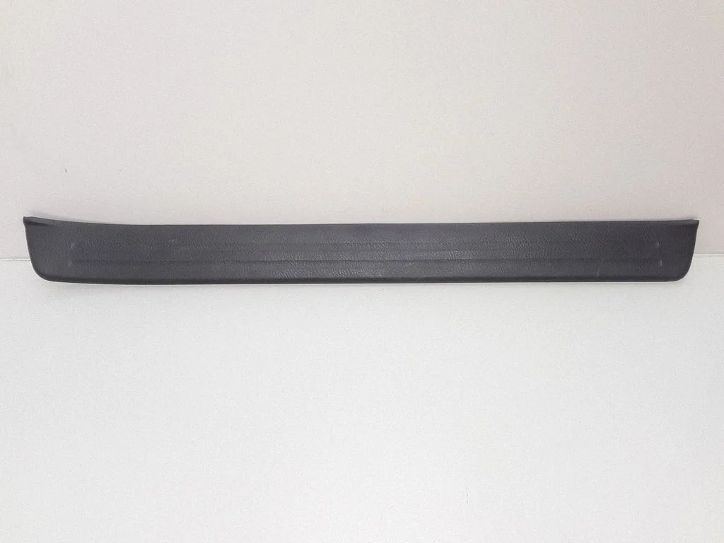 Front sill trim cover – front right