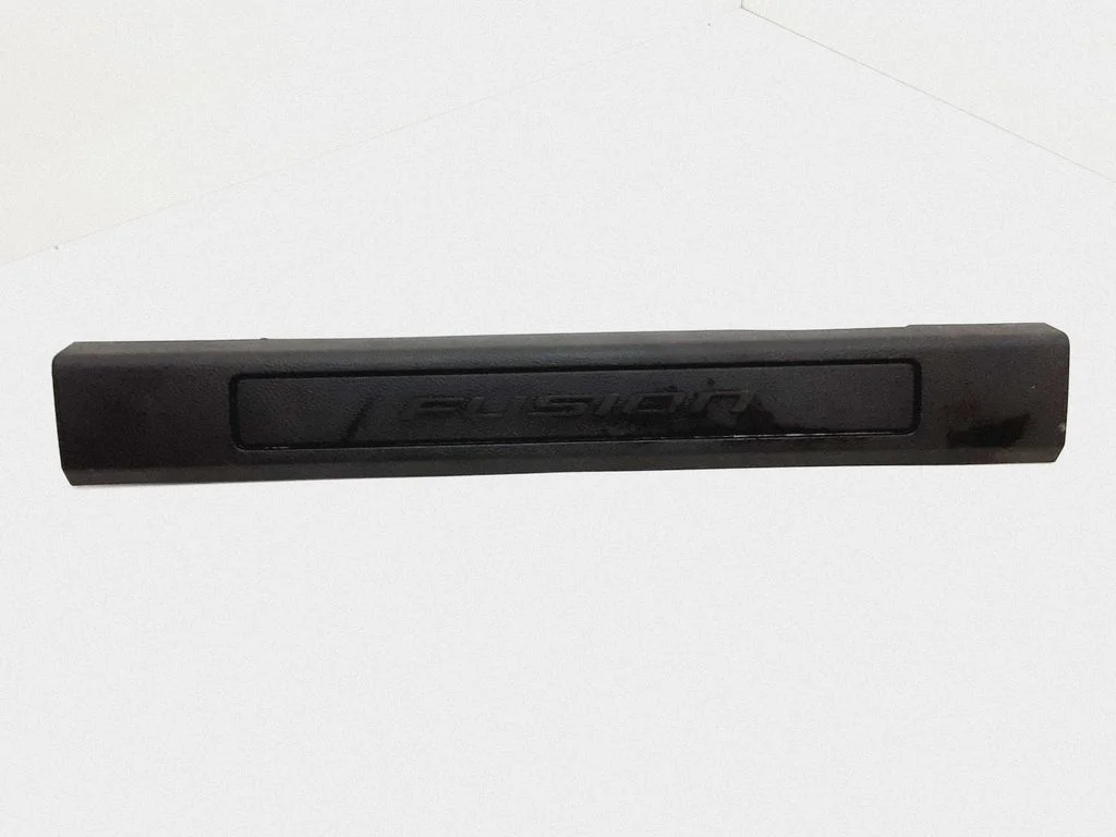 Front sill trim cover DS73F13201