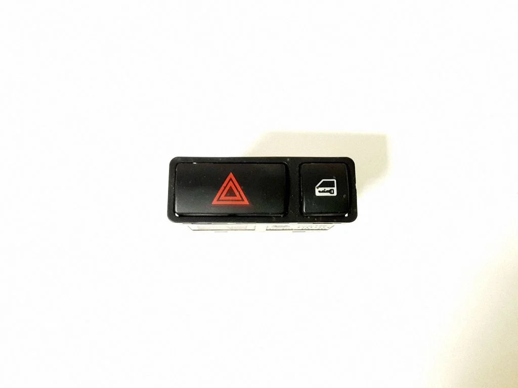 Hazard light switch 8368920