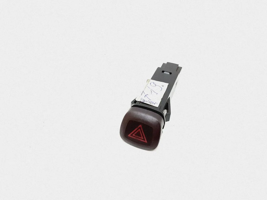Hazard light switch 30739319