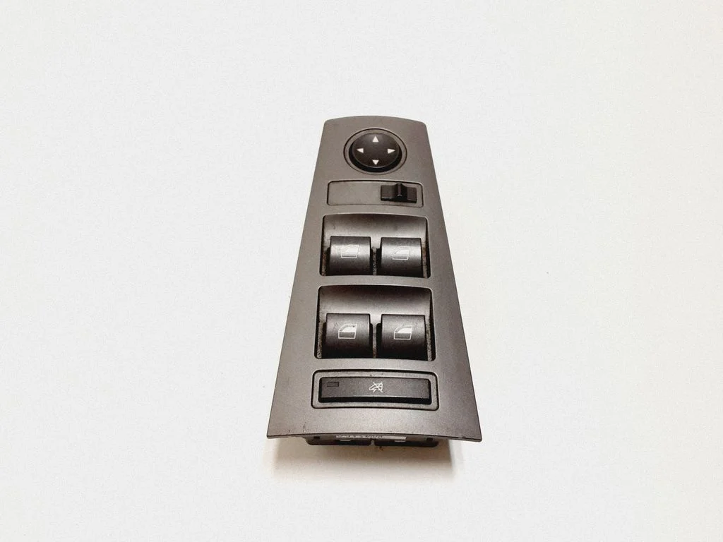 Electric window control switch 6915008