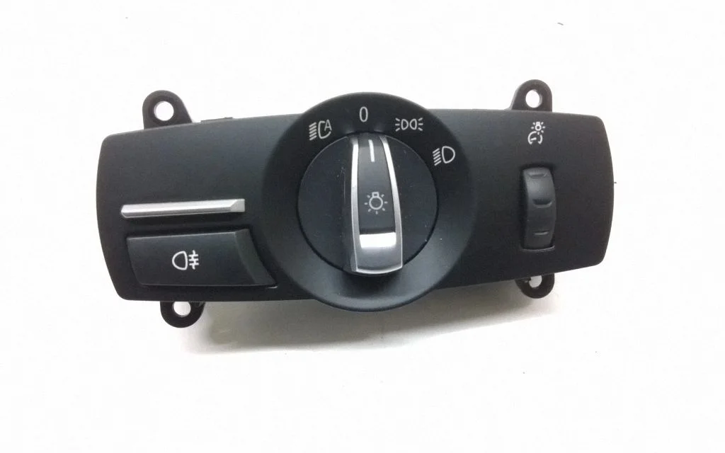 Light switch 9346839