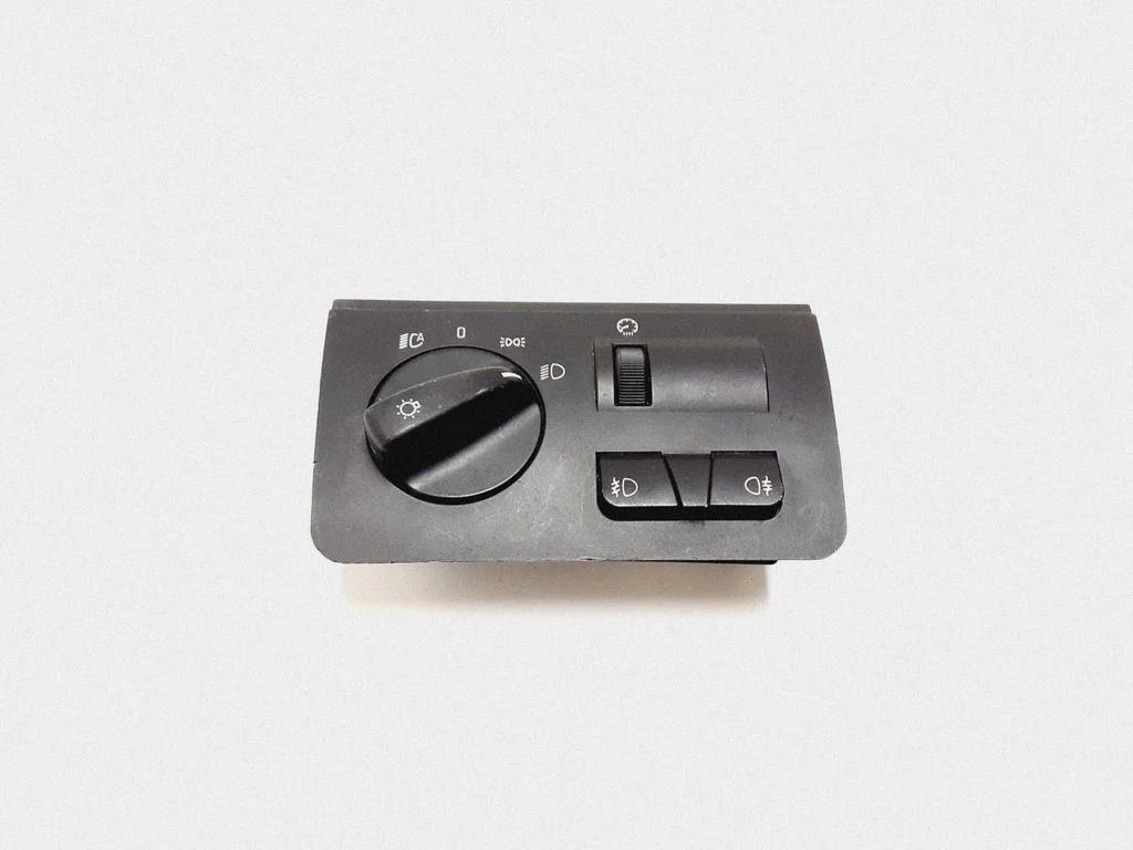 Light switch 6909775