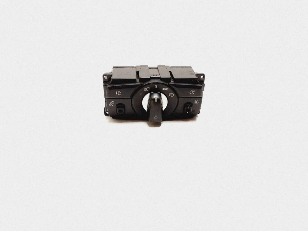 Light switch 6988555
