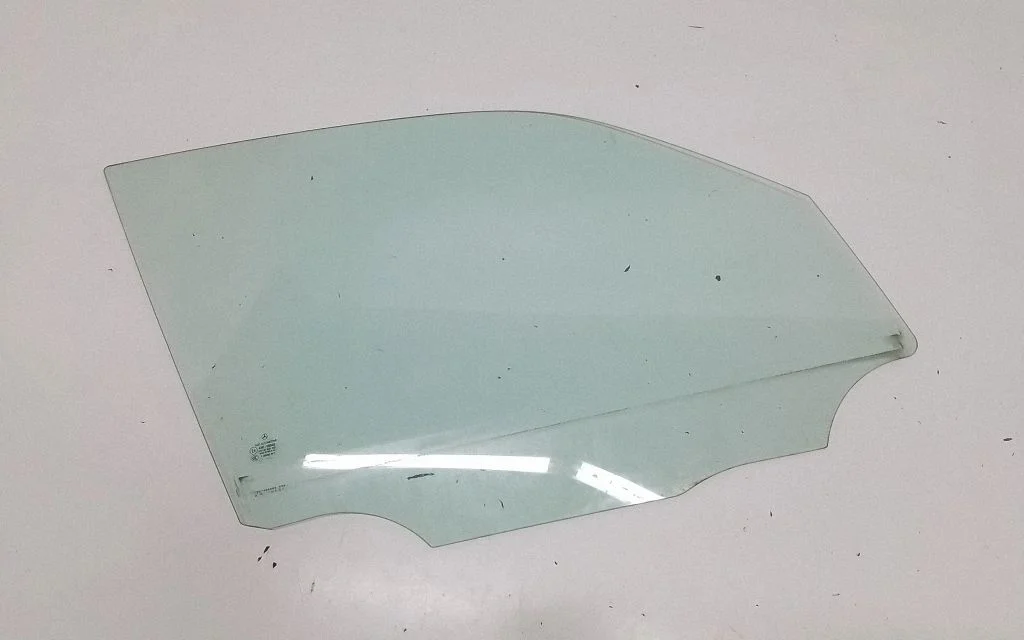 Front door window glass four-door A2047250400