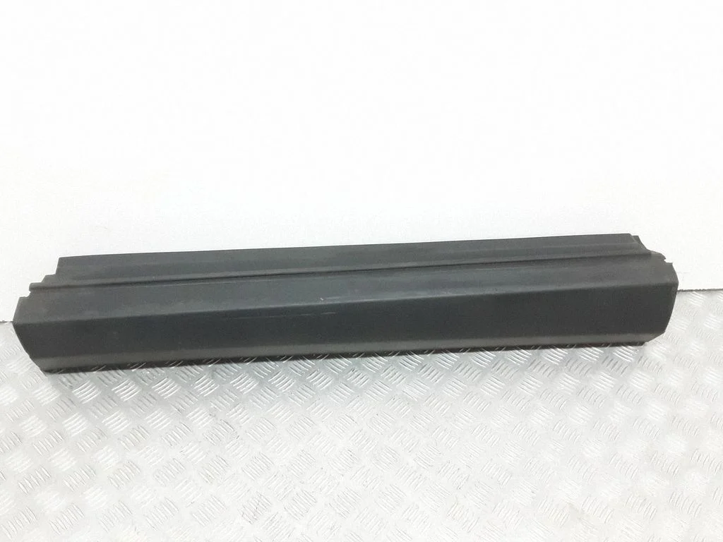 Esiukse liist (mold) – Toyota RAV 4 (XA30) (2006-2016)